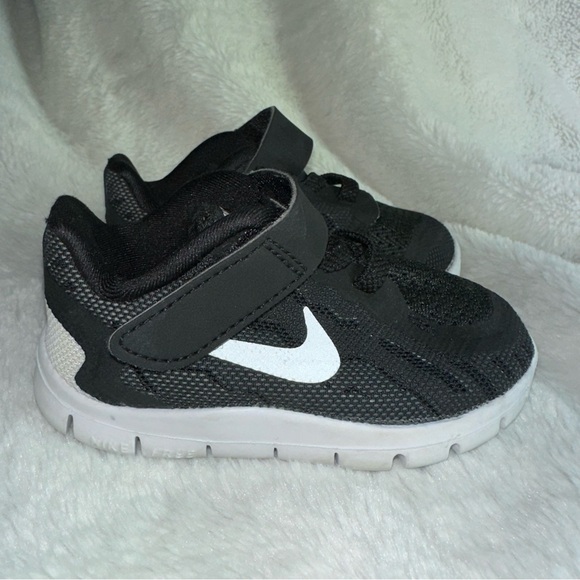Nike Free 5.0 Baby Toddler Shoes Unisex 4C Black White No Lace / Hook & Loop - Picture 5 of 9